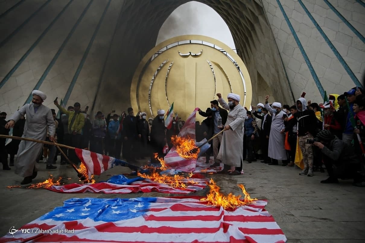 عکس/ آتش زدن پرچم آمریکا در میدان آزادی