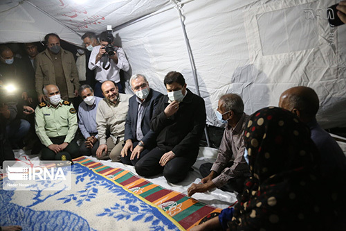 معاون اول رئیس جمهور اینبار «بدون کفش» به چادر زلزله زدگان رفت + عکس