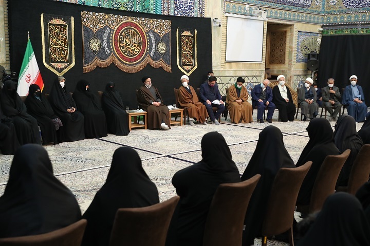 حل مشکل فرودگاه قم در کوتاه مدت / تیم اقتصادی دولت در عمل و اجرا هماهنگ است / حوزه علمیه قم برای مشکلات راهکار ارائه دهد / تقدیم ۶ هزار شهید و ۱۲ هزار جانباز از افتخارات قم است