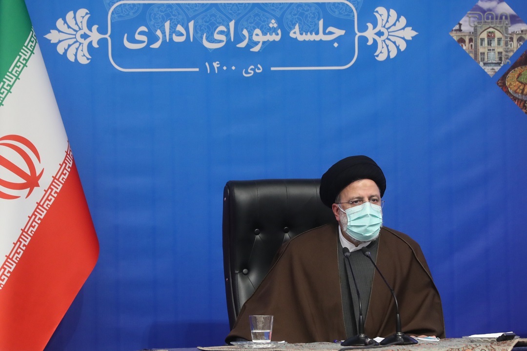 حل مشکل فرودگاه قم در کوتاه مدت / تیم اقتصادی دولت در عمل و اجرا هماهنگ است / حوزه علمیه قم برای مشکلات راهکار ارائه دهد / تقدیم ۶ هزار شهید و ۱۲ هزار جانباز از افتخارات قم است