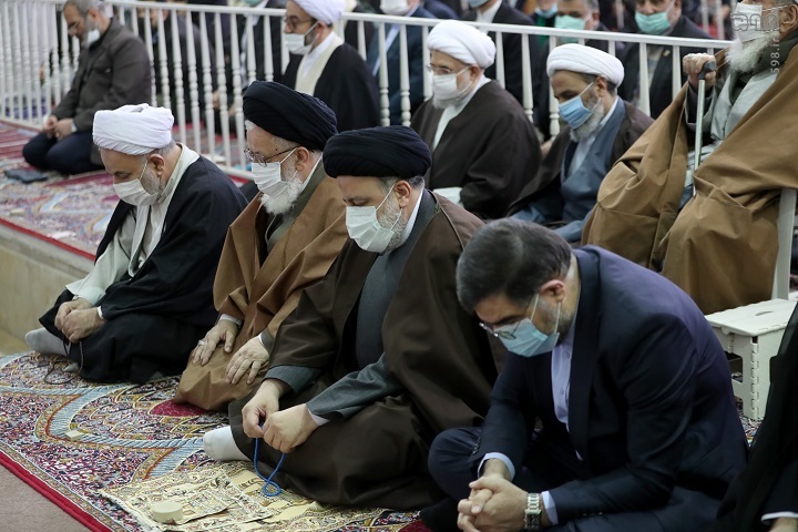 تصاویر / رئیس جمهور در نماز جمعه قم