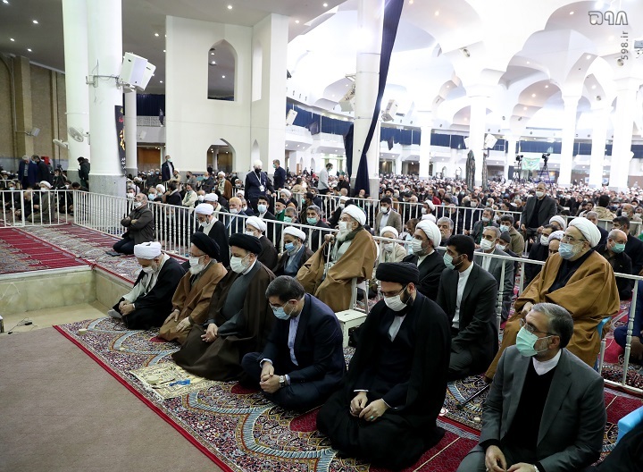 تصاویر / رئیس جمهور در نماز جمعه قم