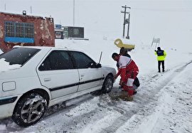 فیلم/ امدادرسانی به خودروهای گرفتار در برف