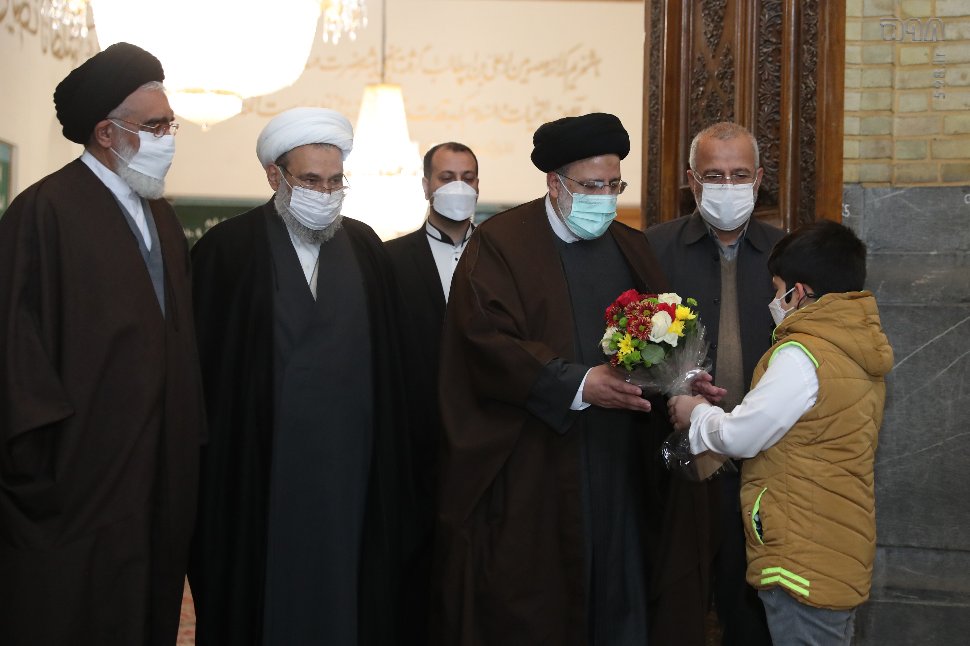 مشکل فرودگاه قم در کوتاه مدت حل خواهد شد / تیم اقتصادی دولت در عمل و اجرا هماهنگ است / حوزه علمیه قم برای مشکلات راهکار ارائه دهد