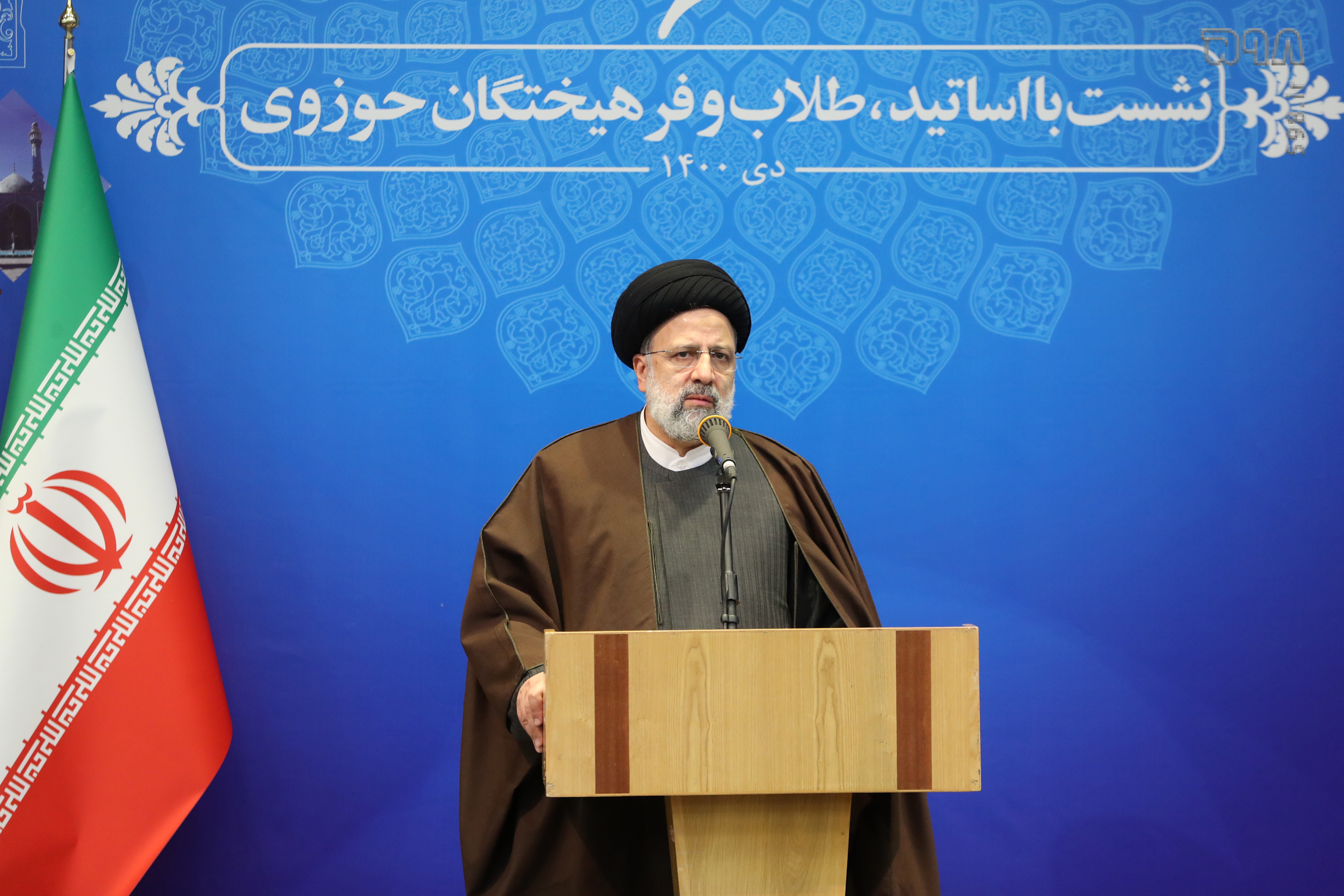 مشکل فرودگاه قم در کوتاه مدت حل خواهد شد / تیم اقتصادی دولت در عمل و اجرا هماهنگ است / حوزه علمیه قم برای مشکلات راهکار ارائه دهد