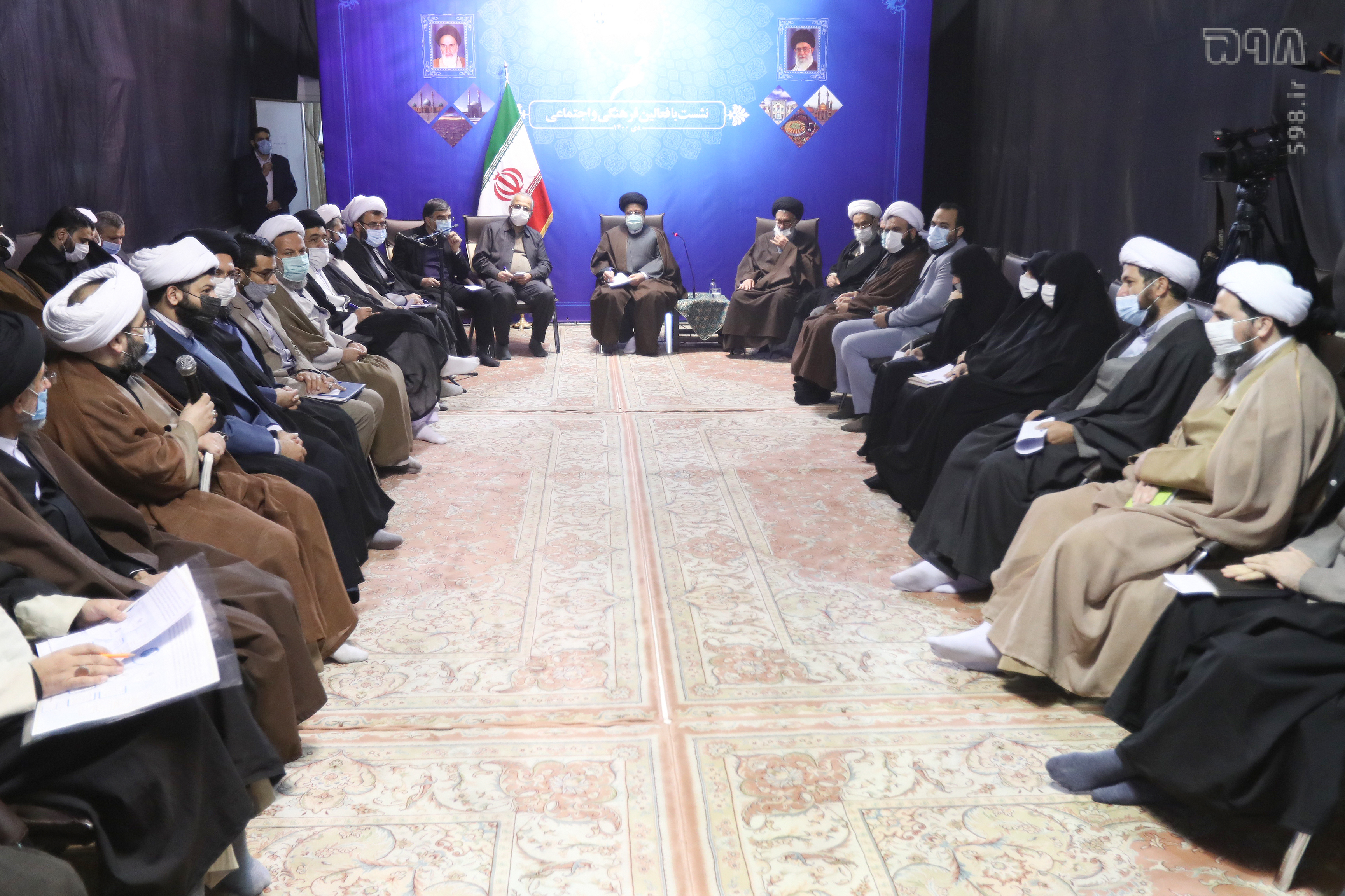 مشکل فرودگاه قم در کوتاه مدت حل خواهد شد / تیم اقتصادی دولت در عمل و اجرا هماهنگ است / حوزه علمیه قم برای مشکلات راهکار ارائه دهد