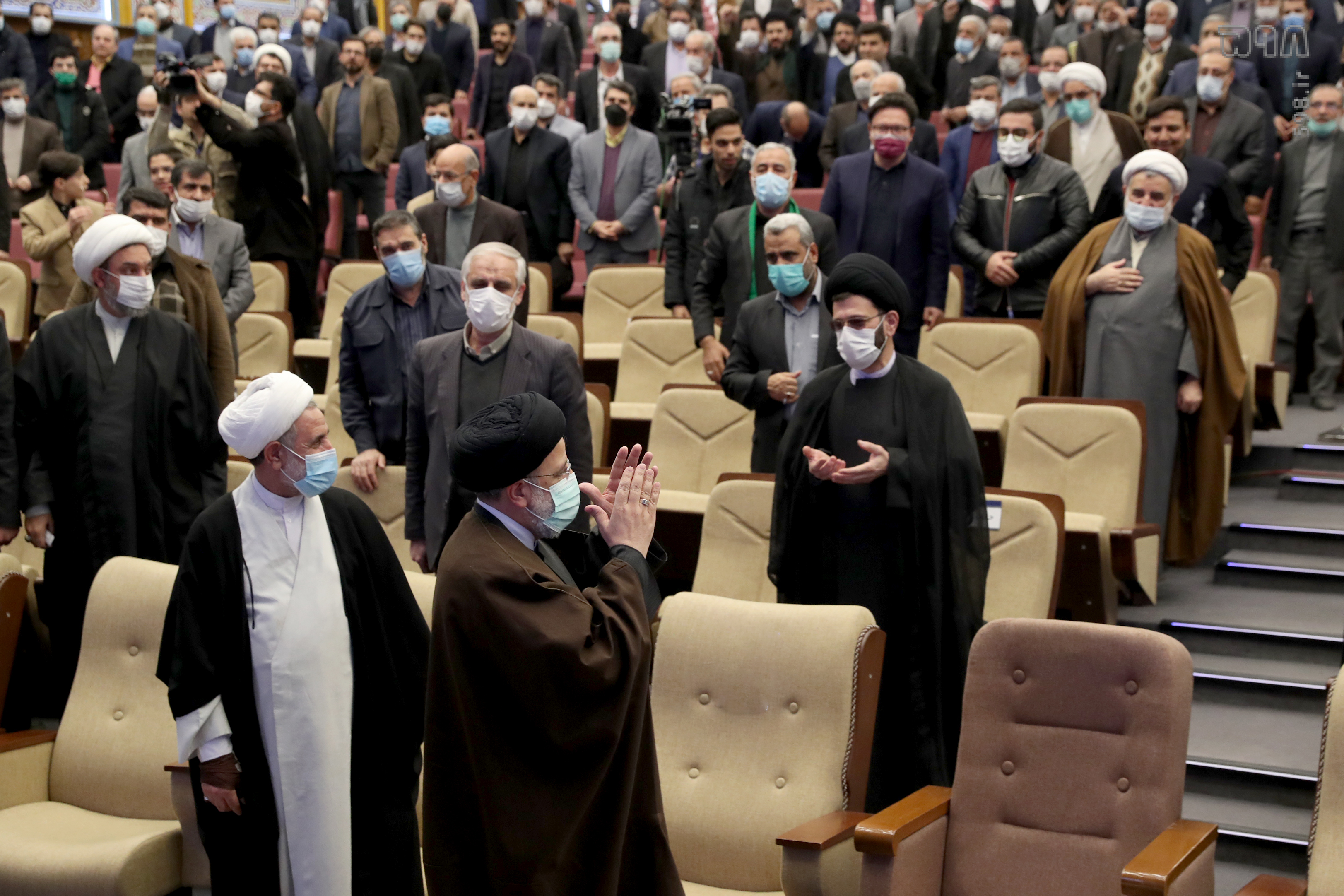 مشکل فرودگاه قم در کوتاه مدت حل خواهد شد / تیم اقتصادی دولت در عمل و اجرا هماهنگ است / حوزه علمیه قم برای مشکلات راهکار ارائه دهد / تقدیم ۶ هزار شهید و ۱۲ هزار جانباز از افتخارات قم است