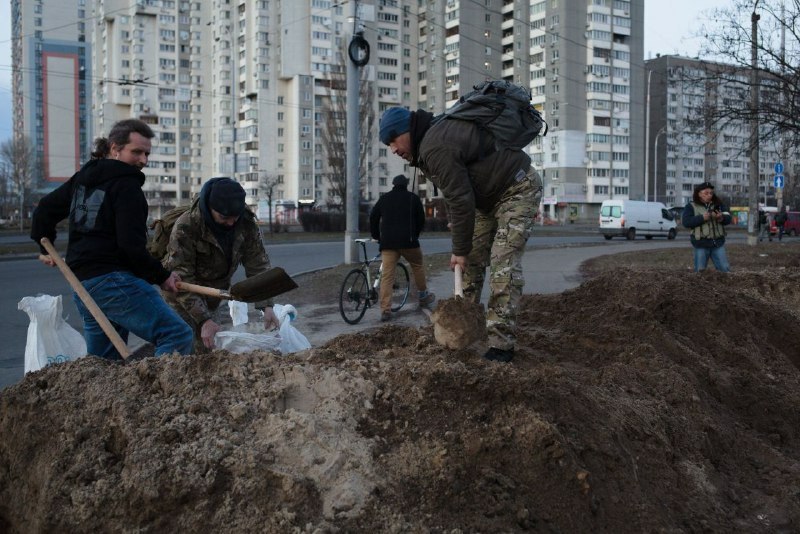 سنگربندی مردم اوکراین در شهر کی‌یف