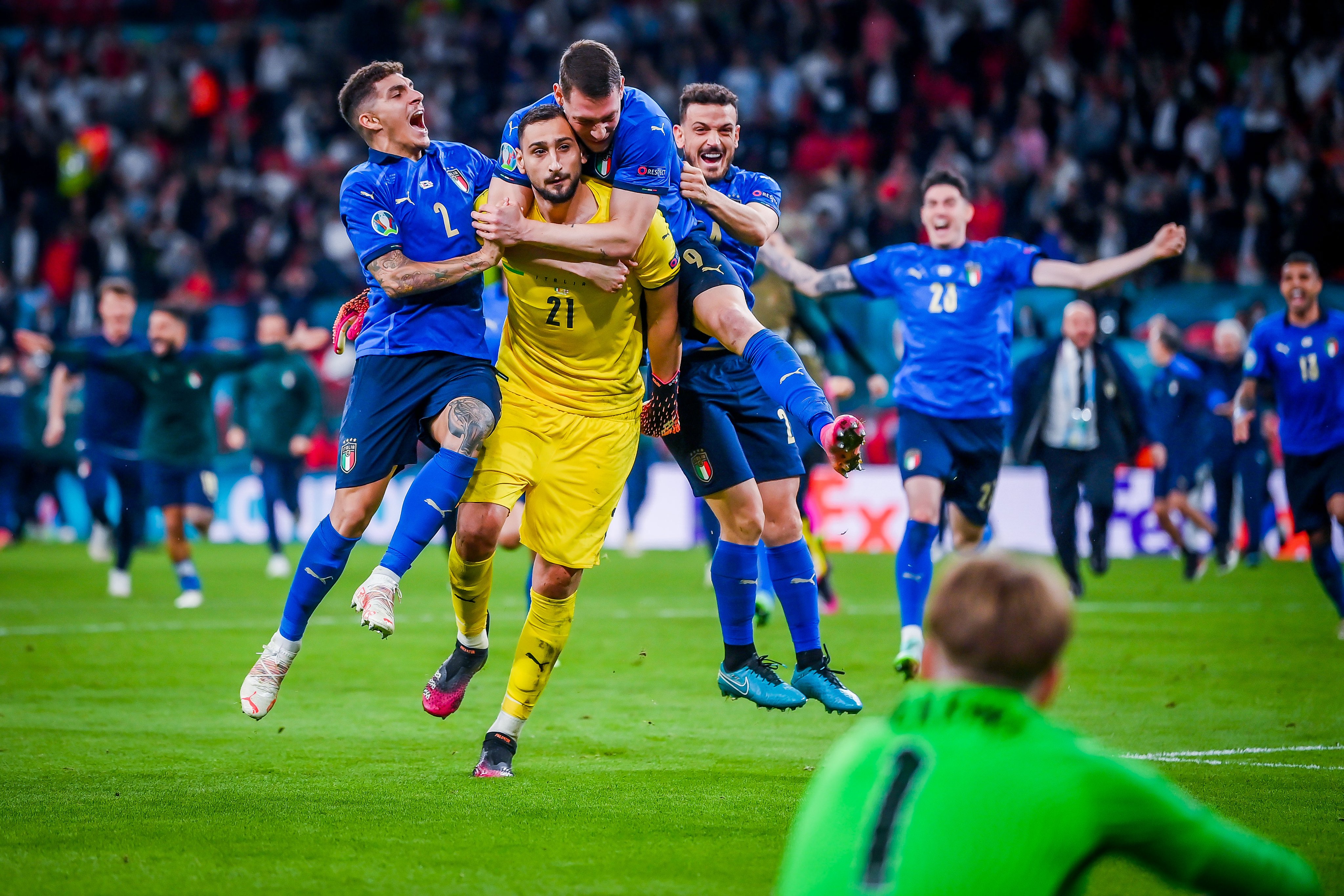 بررسی ترین‌های یورو 2020| ایتالیا و دانمارک در قلب طرفداران فوتبال/ از گل 50 متری «شیک» تا شاهکار دروازه‌بانان