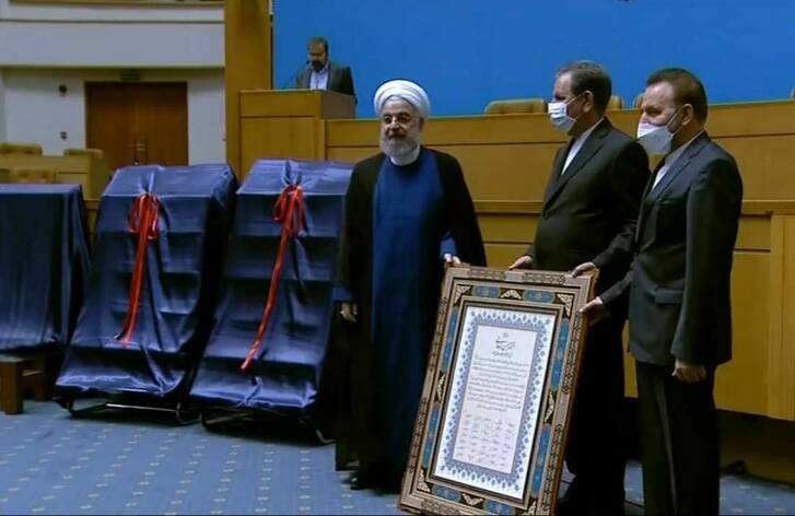 عکس/ هدیه اعضای دولت به روحانی