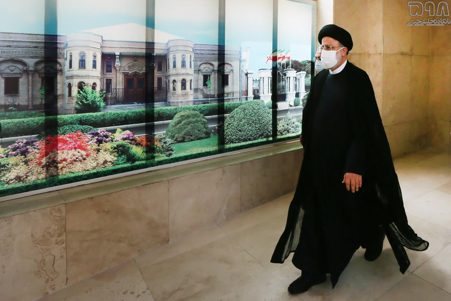 عکس/ رئیسی در راهرو مجلس شورای اسلامی