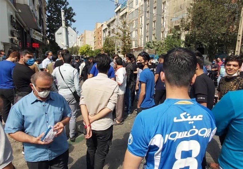 هجوم هواداران باشگاه استقلال به ساختمان باشگاه و شعار علیه مددی و ملکیان