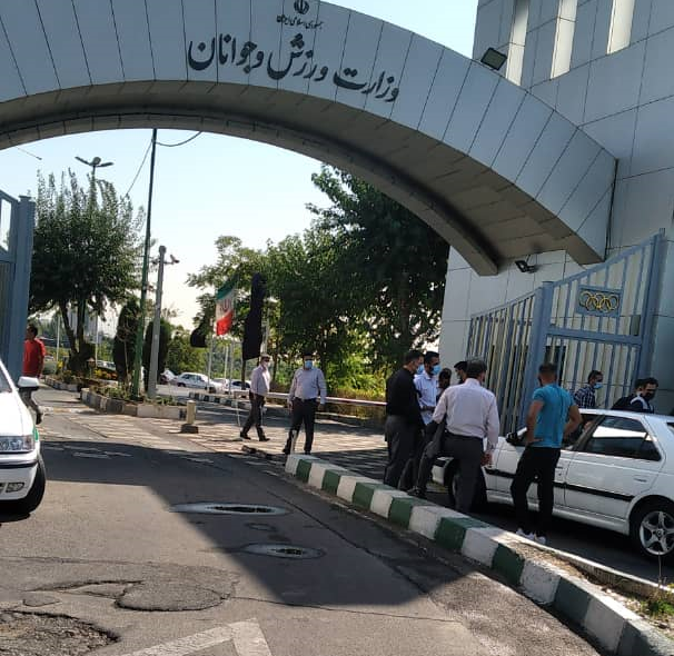 تجمع اعتراض آمیز کارگران استادیوم آزادی مقابل وزارت ورزش+عکس