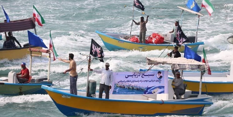 تصاویر / رژه گسترده شناورهای بسیج دریایی در خلیج فارس + فیلم