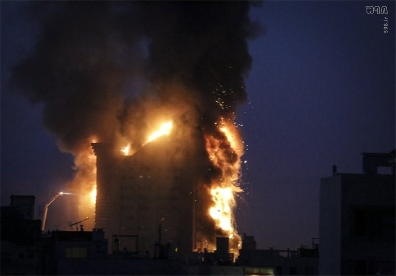 نجات ۸۰ نفر در آتش‌سوزی برج ۱۷ طبقه + تصاویر