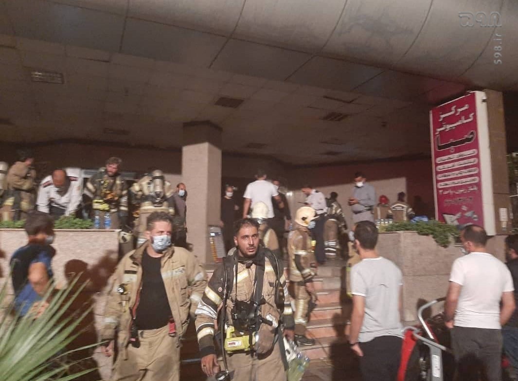 نجات ۸۰ نفر در آتش‌سوزی برج ۱۷ طبقه + تصاویر