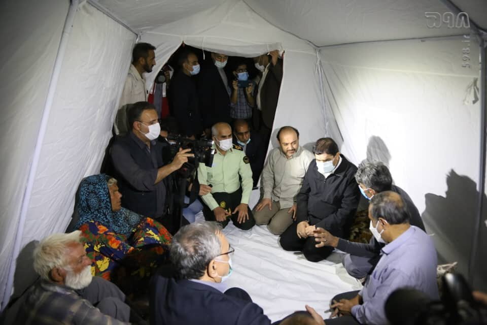 معاون اول رئیس جمهور اینبار «بدون کفش» به چادر زلزله زدگان رفت + عکس