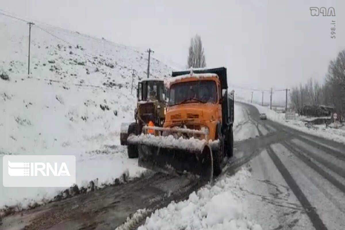 تصاویر / امدادرسانی به خودروهای گرفتار در برف + فیلم