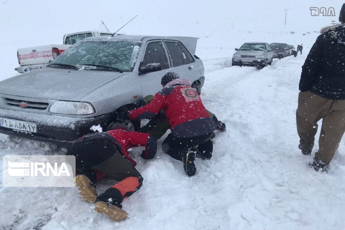 تصاویر / امدادرسانی به خودروهای گرفتار در برف + فیلم