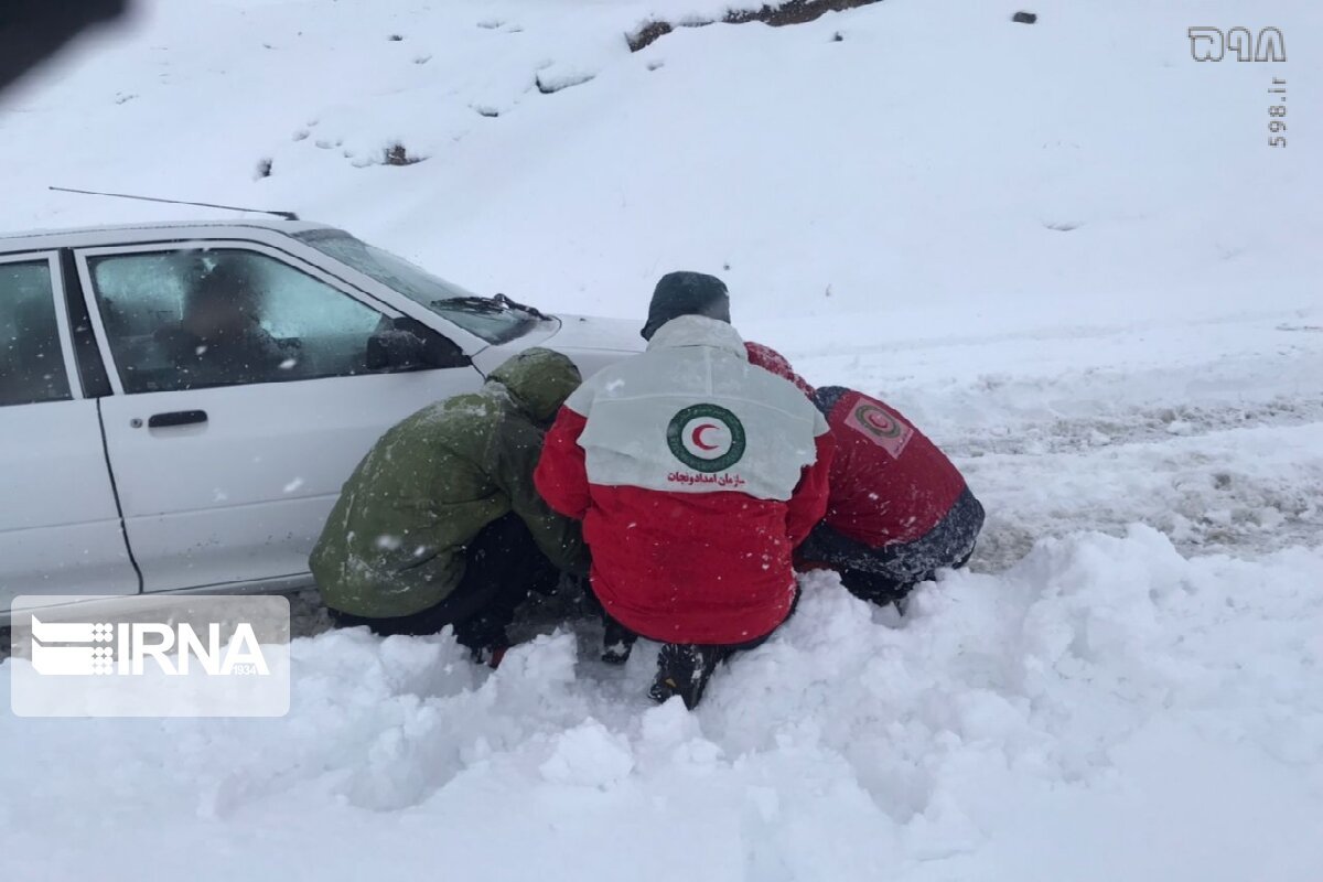 تصاویر / امدادرسانی به خودروهای گرفتار در برف + فیلم