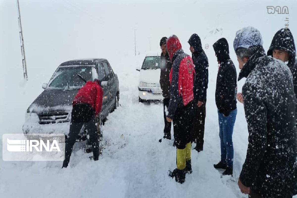 تصاویر / امدادرسانی به خودروهای گرفتار در برف + فیلم