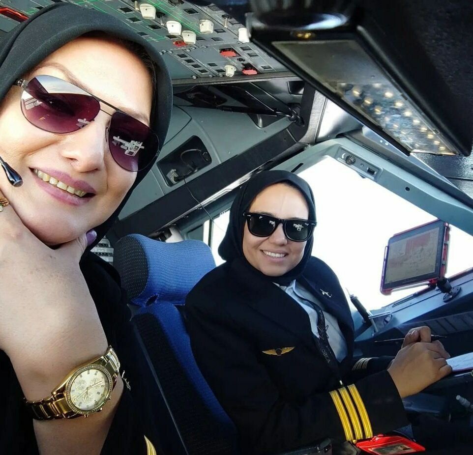 عکس/ هدایت هواپیمای ایرباس توسط ۲ زن ایرانی