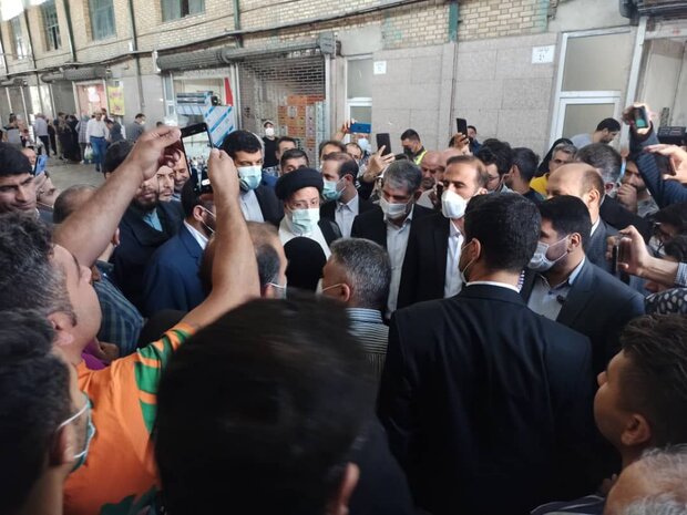 عکس / حضور رئیسی در میدان بهمن تهران