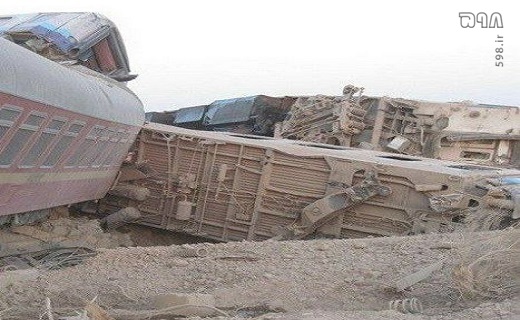 خروج قطار مسافربری مشهد به یزد از ریل/ ۱۰ نفر جان باختند و ۵۰ نفر ‌زخمی شدند/ برخورد قطار با بیل مکانیکی + تصاویر