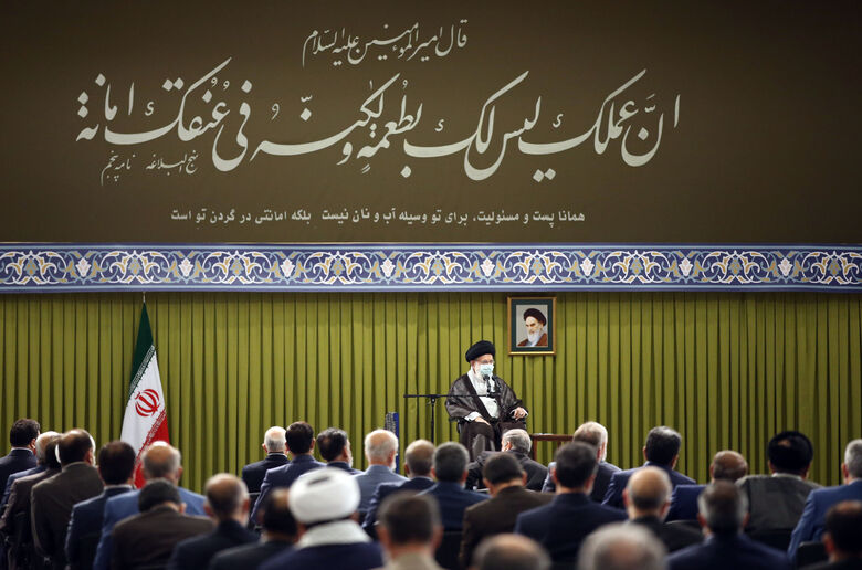 حدیث نصب شده در محل سخنرانی رهبری