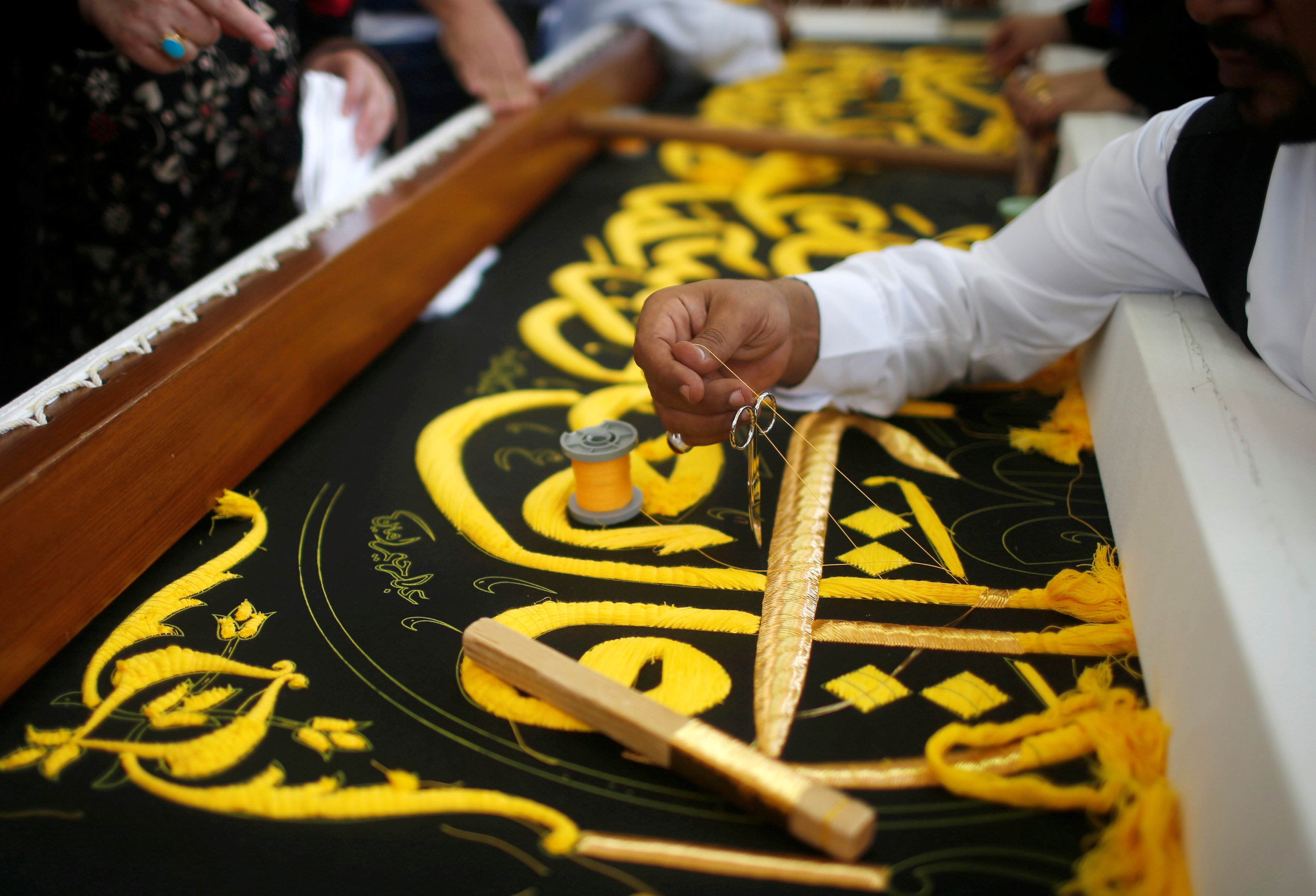 مشارکت زائران حج تمتع در دوخت پرده جدید کعبه + فیلم