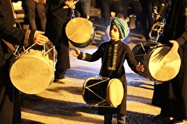 فیلم / مراسم «دمام زنی» جوانان فومنی در شب هشتم محرم