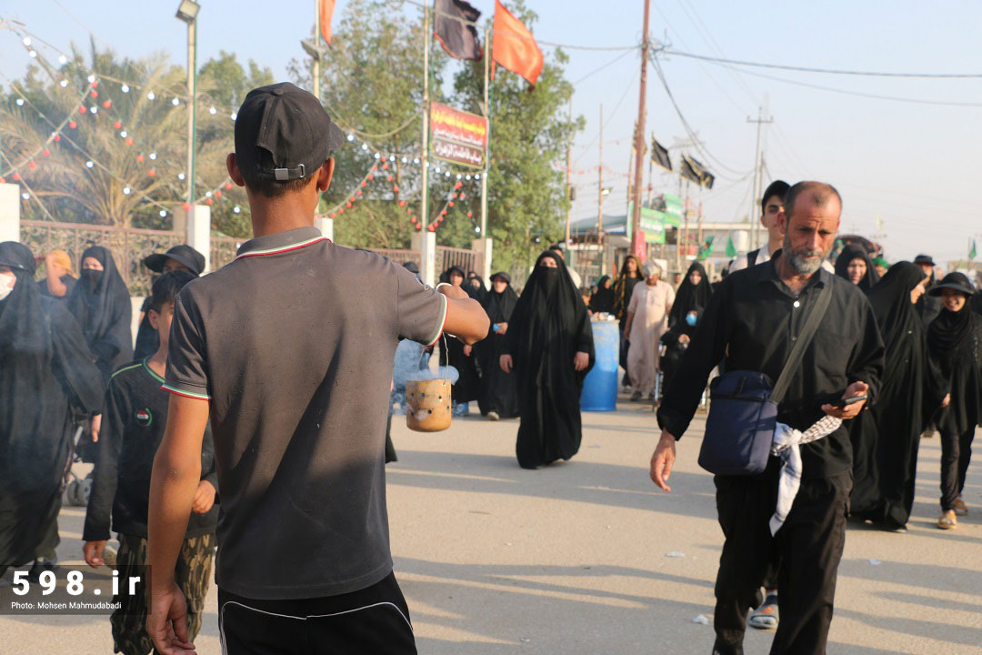 جلوه‌ای از خدمتگزاری عراقی‌ها به زوار اباعبدالله / اربعین مصداق «ما رایت الا جمیلا»