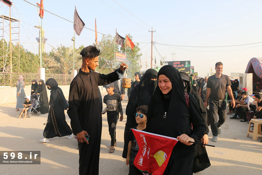 جلوه‌ای از خدمتگزاری عراقی‌ها به زوار اباعبدالله / اربعین مصداق «ما رایت الا جمیلا»