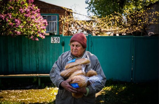 توزیع نان رایگان بین جنگ زدگان اوکراینی