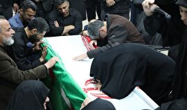 لحظات جانسوز از وداع مادر شهید مدافع حرم علی آقا عبداللهی در معراج شهدا
