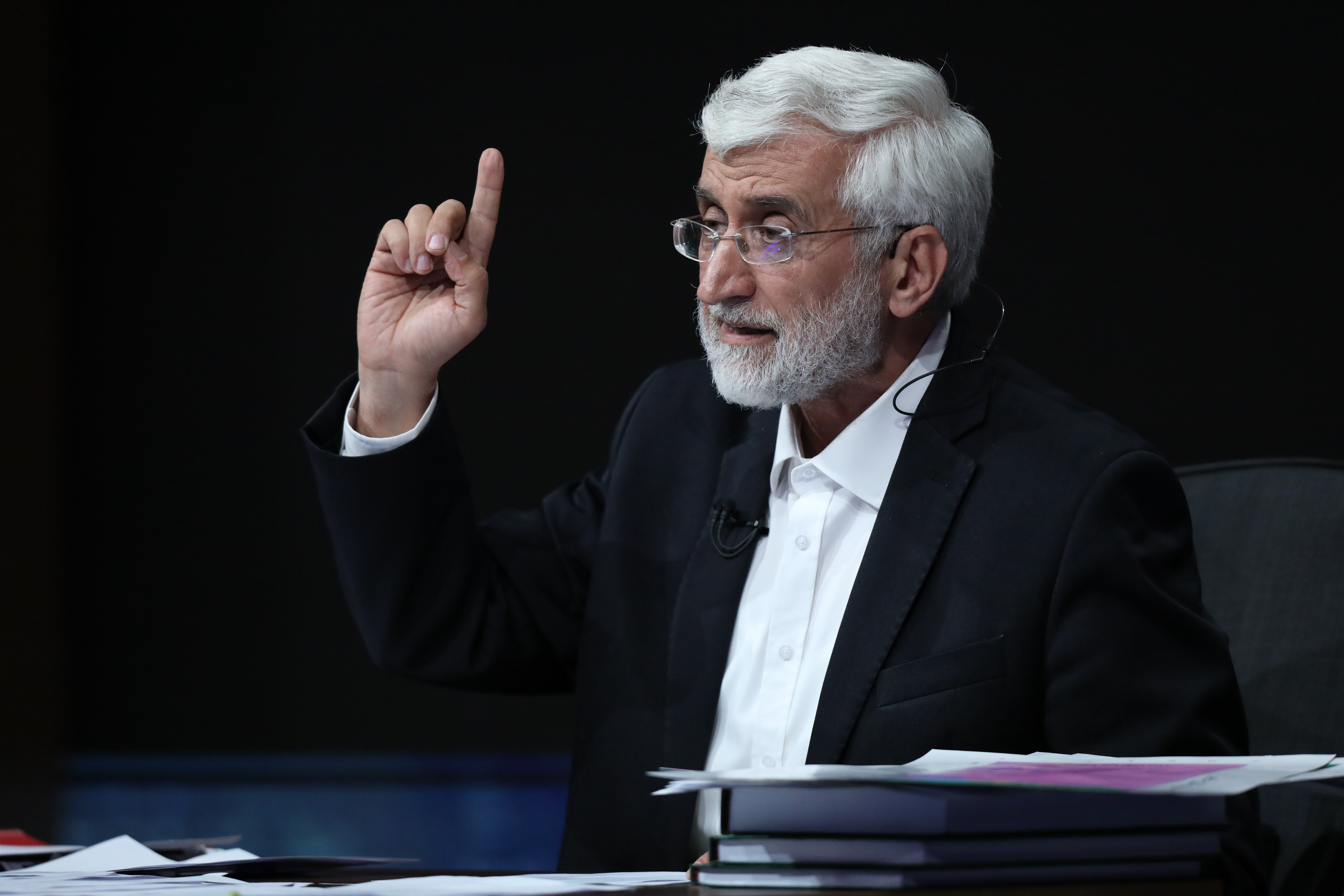 جلیلی در مناظره با پزشکیان: متاسفم که کشورمان را در قفس می دانید/ از ترس تحریم رو به قبله نشسته‌اید+ فیلم