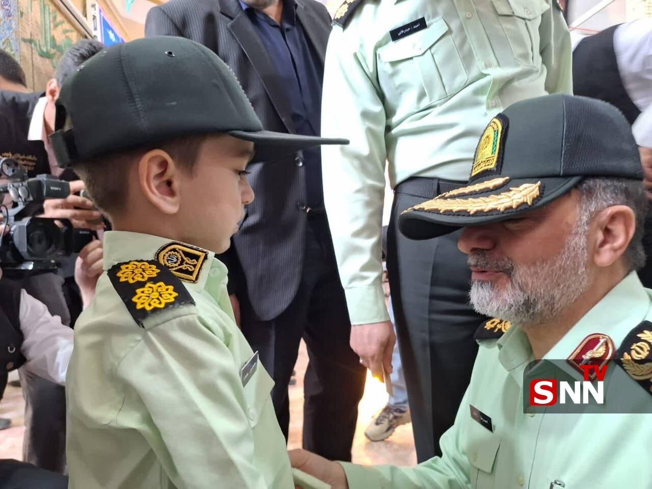 عکس/ ادای احترام سردار رادان به فرزند شهید