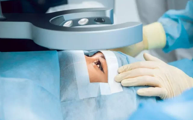 خداحافظی با عینک: چرا فمتولیزیک آینده اصلاح بینایی است؟
