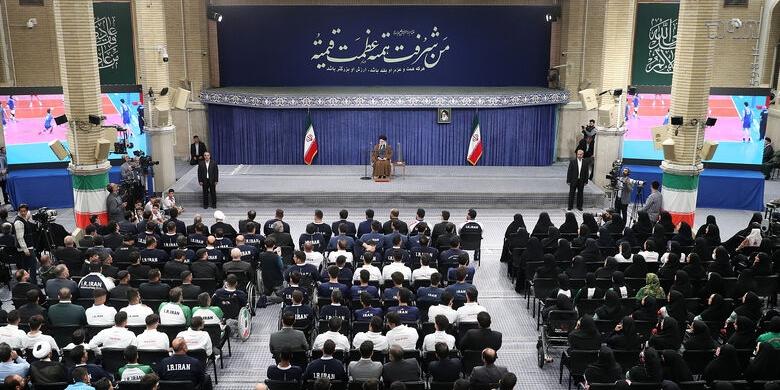 رهبر انقلاب: رئیس‌ جمهور آمریکا افتخار میکند که صنعت هسته‌ای ایران را از بین بردیم! خیلی خوب، به همین خیال باش!