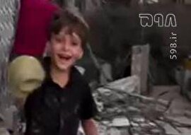 شادی بی‌حد و حصر یک کودک فلسطینی پس از یافتن قلک خود
