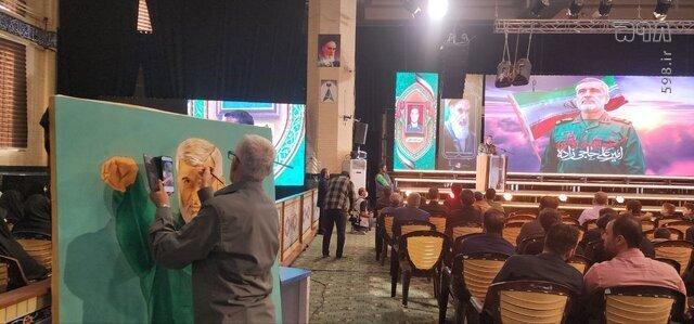 ترسیم چهره شهید حاجی زاده در حاشیه مراسم گرامیداشت شهدای هوافضای سپاه+ عکس